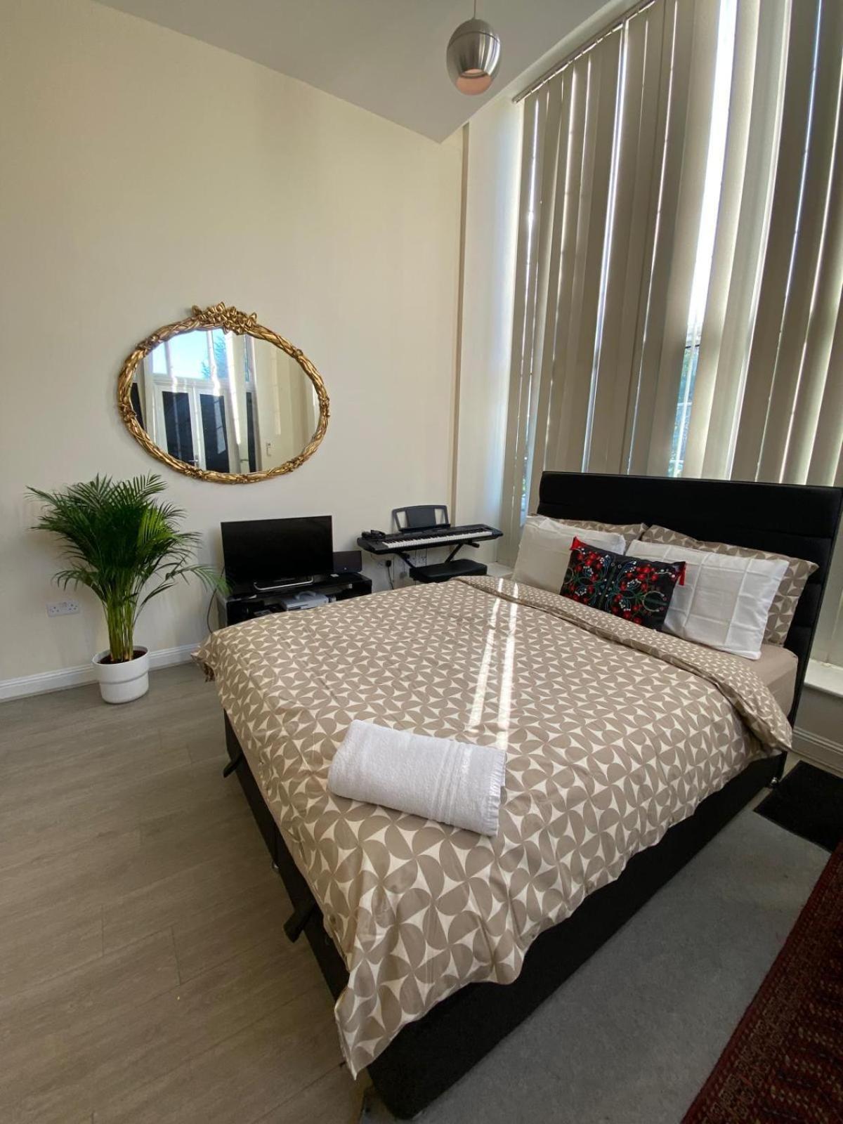 Spacious King Room With Private Entrance - Near Emirates And Camden And King'S Cross - 5 Min To Tube Finchley Exterior photo